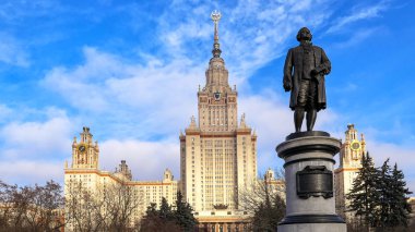 Ana bina ve Lomonosov anıtı sonbahar günbatımı kampüsünde 