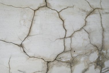 Beyaz dolgulu eski çatlak duvar