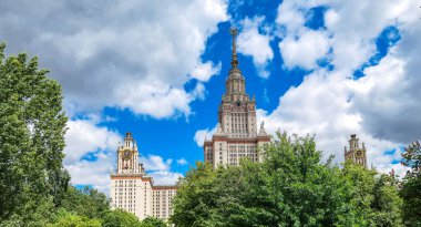 Yeşil ağaçları olan ünlü Rus üniversitesinin yaz kampüsü.