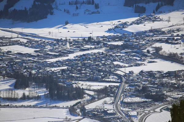 Widok z lotu ptaka zima Austria dolina wieś z Alp górach — Zdjęcie stockowe