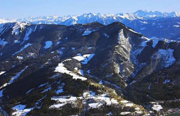 Vista aérea do inverno ensolarado austríaco Alp montanhas no inverno — Fotografia de Stock
