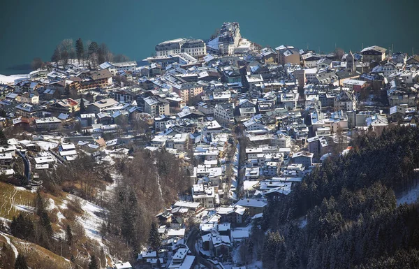 Letecký pohled na zimu Rakousko vesnice z Alp — Stock fotografie