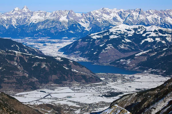 Luftaufnahme des Winter-Österreich-Tals von den sonnigen Almbergen — Stockfoto