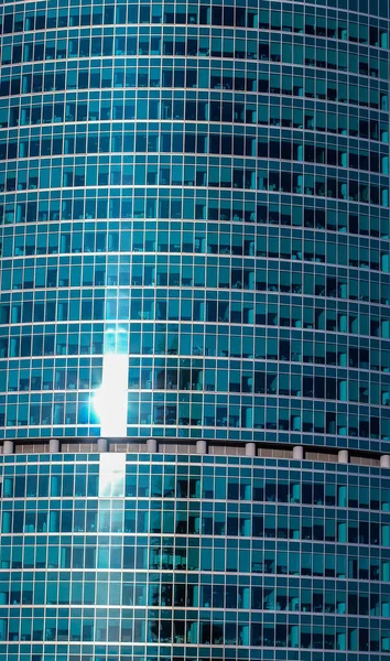 Janelas de vidro arranha-céu iluminado com luz solar brilhante — Fotografia de Stock