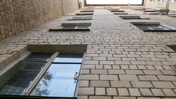 Fila de janelas na parede de tijolo vertical do edifício residencial em — Fotografia de Stock