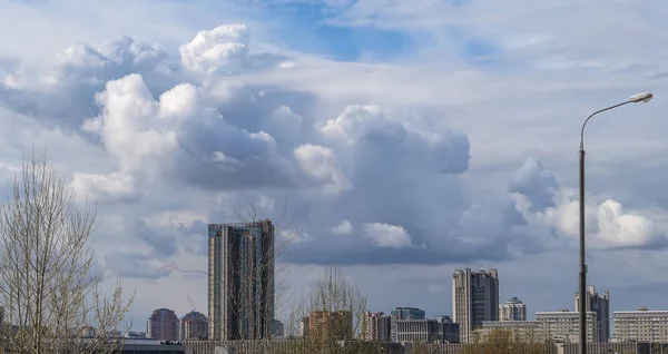 Wolkenverhangenes Stadtbild von Moskau im Herbst — Stockfoto
