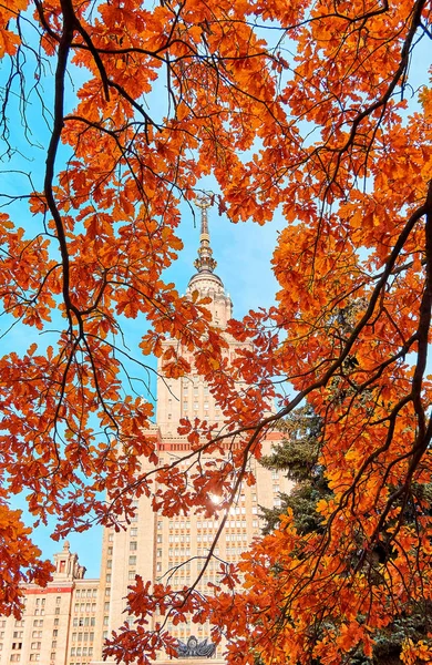 Vertical view onto main building of famous Russian university wi — Stockfoto