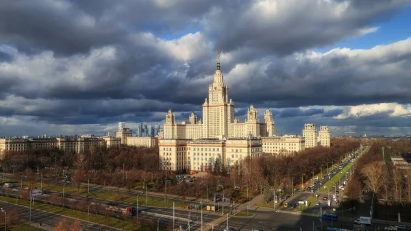 Vista panorámica aérea del famoso campus universitario ruso en Mos — Foto de Stock