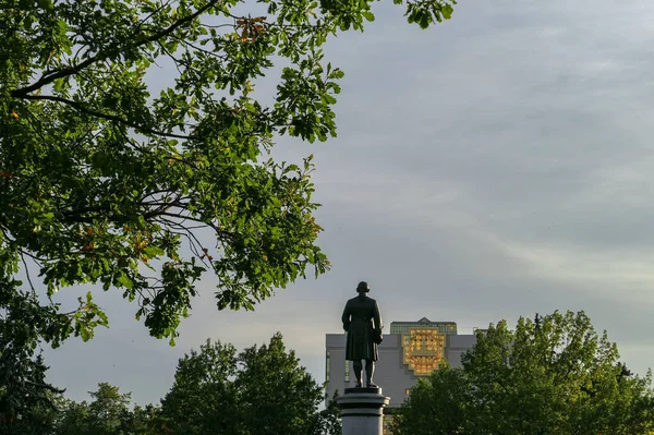 Denkmal von Michail Lomonossow rückwärts gerahmt mit grünem Sonnenuntergang — Stockfoto