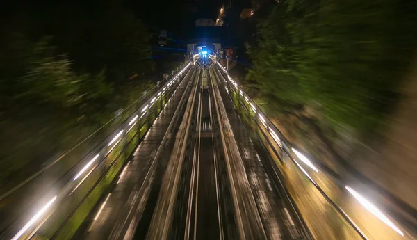 Funicular de movimiento rápido en la noche por brote de larga exposición — Foto de Stock