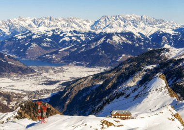 Güneşli kayak yolları olan Alpler 'in kış yamacının havadan görünüşü 