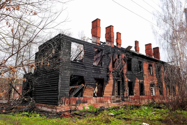 Bruciato casa residenziale in legno — Foto Stock