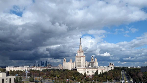 Vue panoramique du célèbre campus universitaire russe sous dramati — Photo