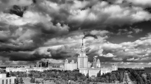Vista panorámica del famoso campus universitario ruso bajo dramati — Foto de Stock