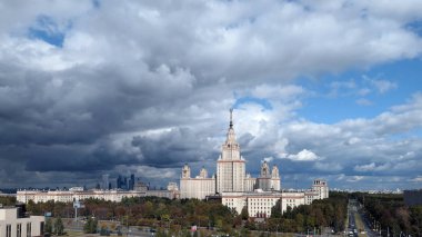Dramati altındaki ünlü Rus üniversite kampüsünün panoramik görüntüsü