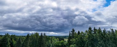 Hafif dramatik yağmur bulutları