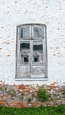 Terk edilmiş beyaz tuğla duvar w 'nin ortasındaki Retro tarzı pencere