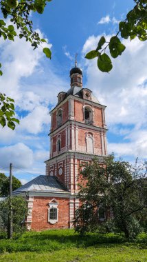 Yazın mavi bulutlu gökyüzü altında Ortodoks manastırı