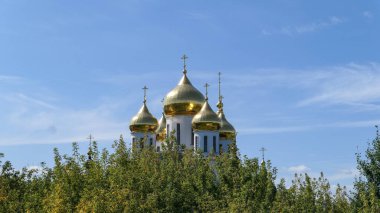 Yazın gökyüzü altında Dmitrov Kremlin 'in altın kubbesi