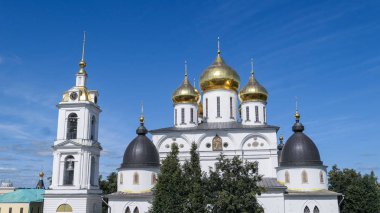 Yazın gökyüzü altında Dmitrov Kremlin 'in altın kubbesi