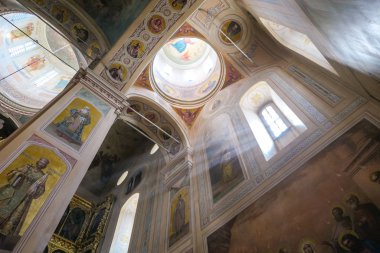 Dmitrov Kremlin Ortodoks Kilisesi 'nin penceresinden güneş ışınları