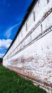 Yazın mavi bulutlu gökyüzü altında Ortodoks manastırı