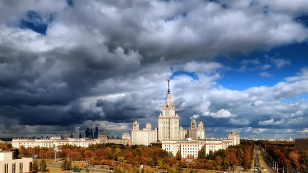 Πανοραμική άποψη του διάσημου ρωσικού πανεπιστημίου υπό δραματουργία — Φωτογραφία Αρχείου