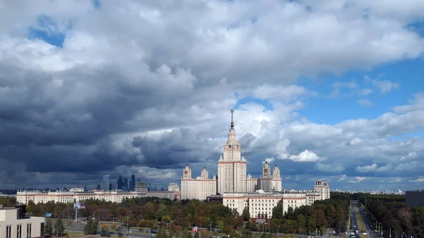 Vista panorâmica do famoso campus universitário russo sob dramaturgia — Fotografia de Stock