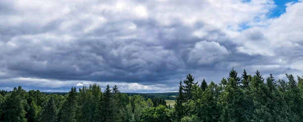 Lekkie, dramatyczne chmury deszczu — Zdjęcie stockowe