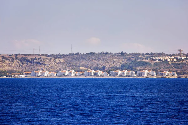 Vagues de Chypre avec de belles reflets du soleil et le littoral lointain — Photo