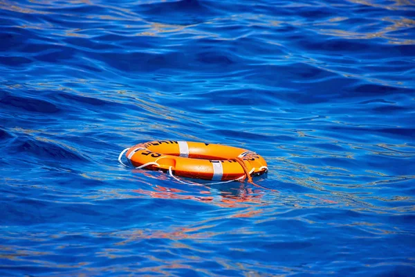 キプロスの日当たりの良い暖かい波をオレンジ色のライフブイで照らす — ストック写真