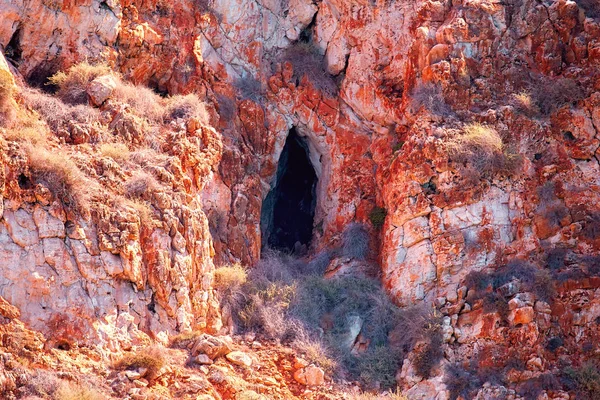 Rochers sur le littoral de l'été ensoleillé Chypre île — Photo