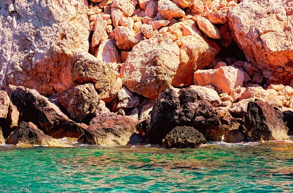 Brillantes olas cálidas de Chipre Larnaca con buen reflejo del sol st — Foto de Stock