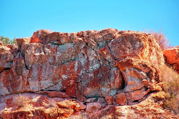 Rochers sur le littoral de l'été ensoleillé Chypre île — Photo