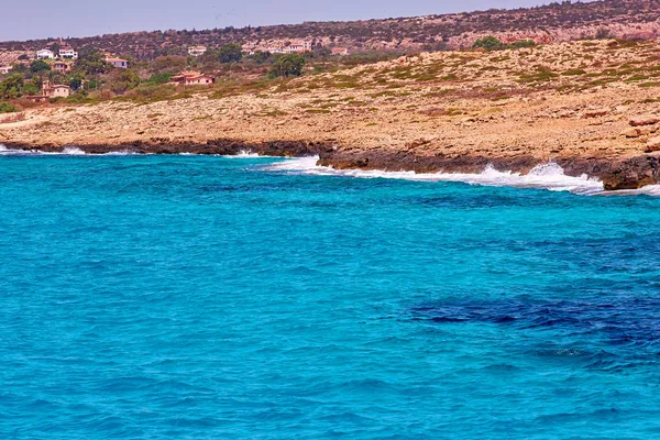 Glödande varma vågor av Cypern Larnaca med fin sol reflektion st — Stockfoto