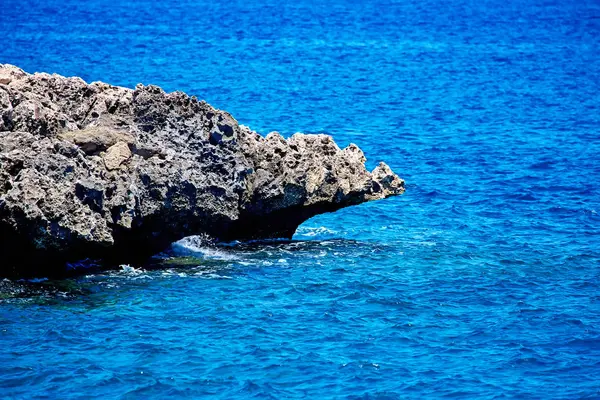 Brillantes olas cálidas de Chipre Larnaca con buen reflejo del sol st — Foto de Stock