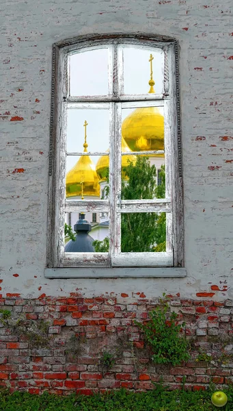 Красивый вид из ретро-окна посреди заброшенной брички. — стоковое фото