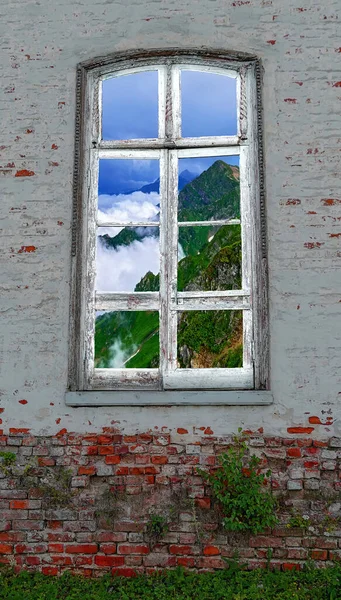 Pěkný výhled z retro okna uprostřed opuštěné cihly wa — Stock fotografie