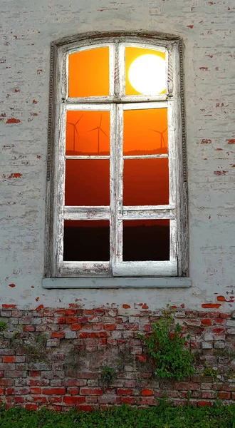 Bonita vista desde la ventana retro en medio de ladrillo abandonado wa — Foto de Stock