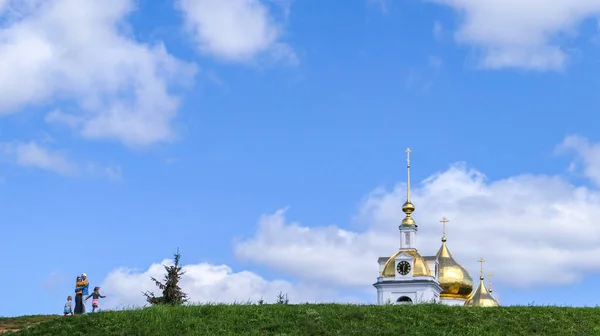 Cupola d'oro del Cremlino di Dmitrov sotto il cielo estivo — Foto Stock