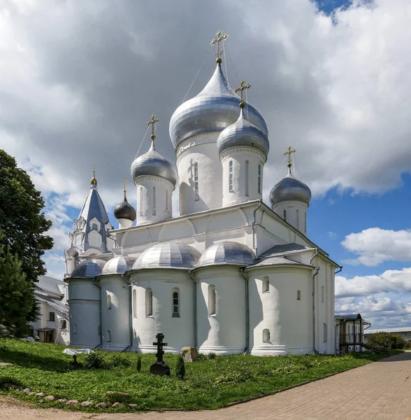 Torres blancas del famoso monasterio ortodoxo Nikitsky bajo cl azul — Foto de Stock