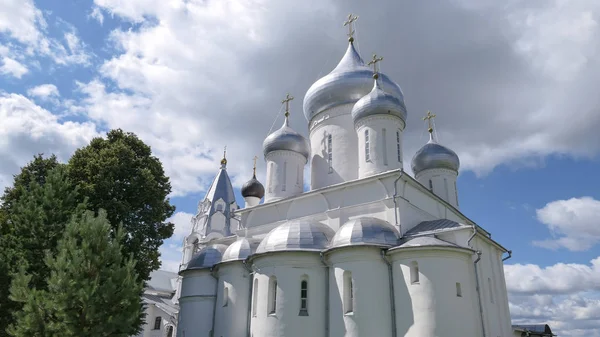 Tours blanches du célèbre monastère orthodoxe Nikitsky sous cl bleu — Photo