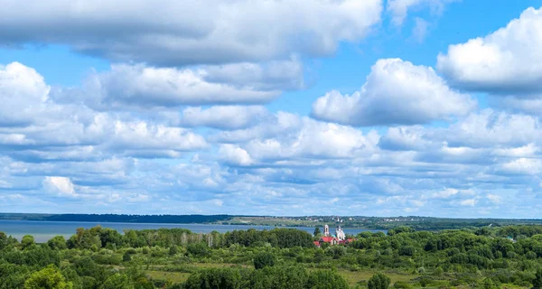 Panoramiczny widok na miasto Pereslavl Zalesskiy i jezioro Plesheevo un — Zdjęcie stockowe