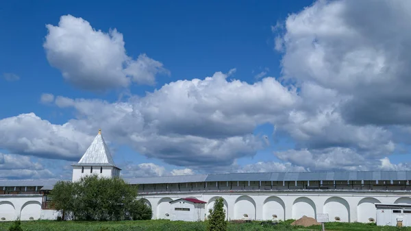 Monastero ortodosso sotto cielo nuvoloso blu in estate — Foto Stock