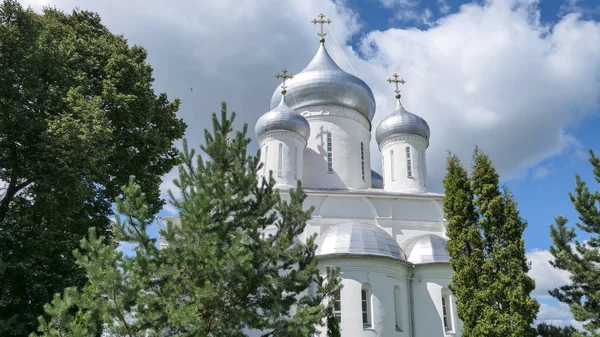 Белые башни знаменитого Никитского православного монастыря под синим углом — стоковое фото