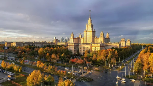 Панорамный вид на знаменитый российский университетский городок в Мосе — стоковое фото