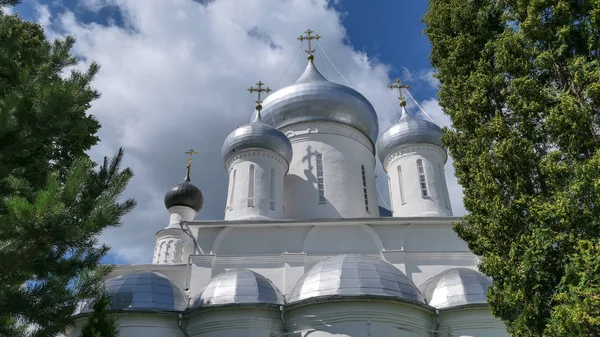 Tours blanches du célèbre monastère orthodoxe Nikitsky sous cl bleu — Photo