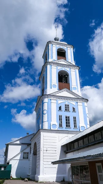 Monasterio ortodoxo bajo cielo azul nublado en verano —  Fotos de Stock