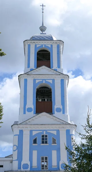 Православный монастырь под голубым облачным небом летом — стоковое фото