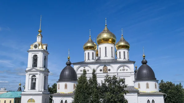 Cupola d'oro del Cremlino di Dmitrov sotto il cielo estivo — Foto Stock